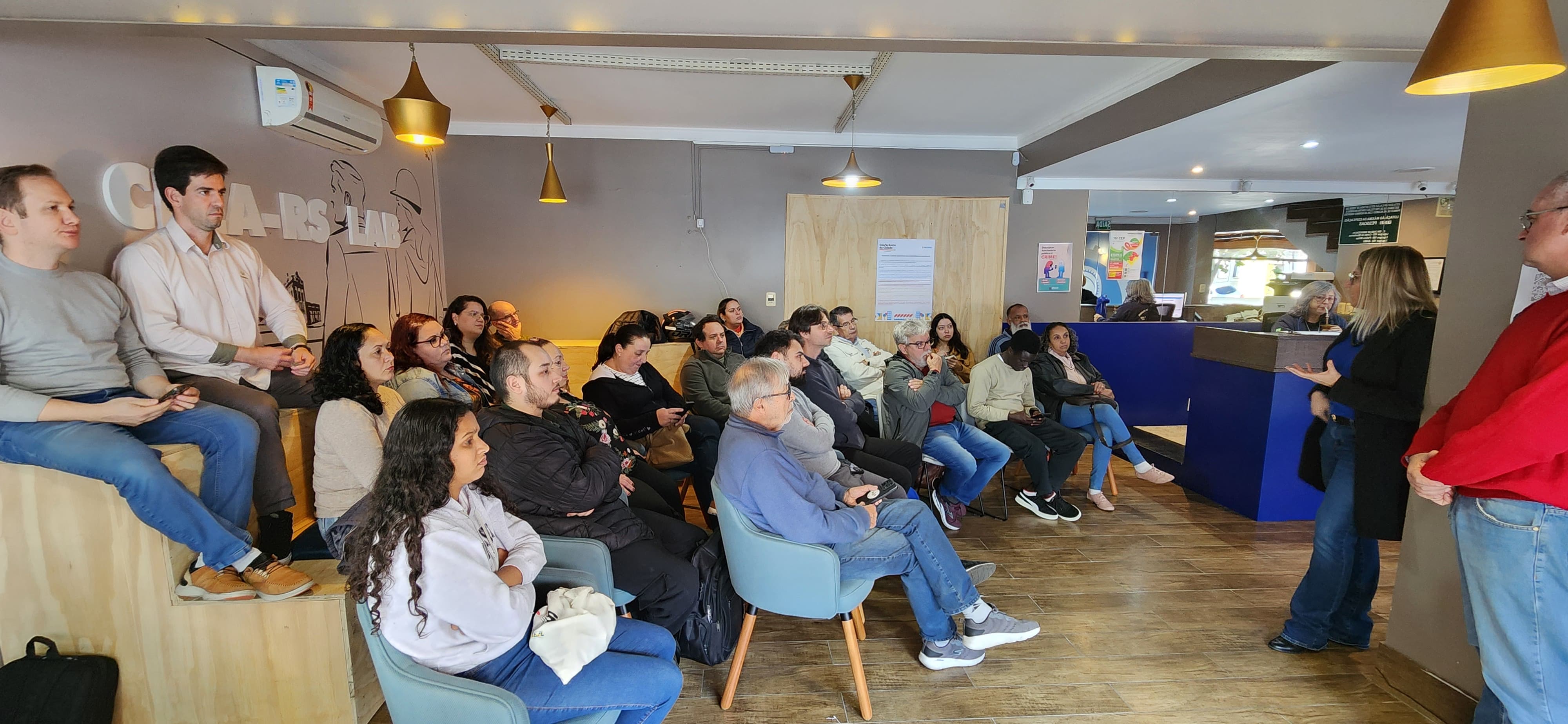 O tema da Conferência Municipal é “Construindo a Política Nacional de Desenvolvimento Urbano: Caminhos para cidades educadoras, inclusivas, democráticas, sustentáveis, com justiça social e equidade"
